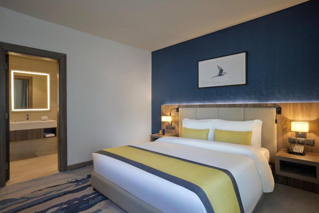 Hotel Voco Al Khobar By Ihg Exterior foto A bedroom at the hotel