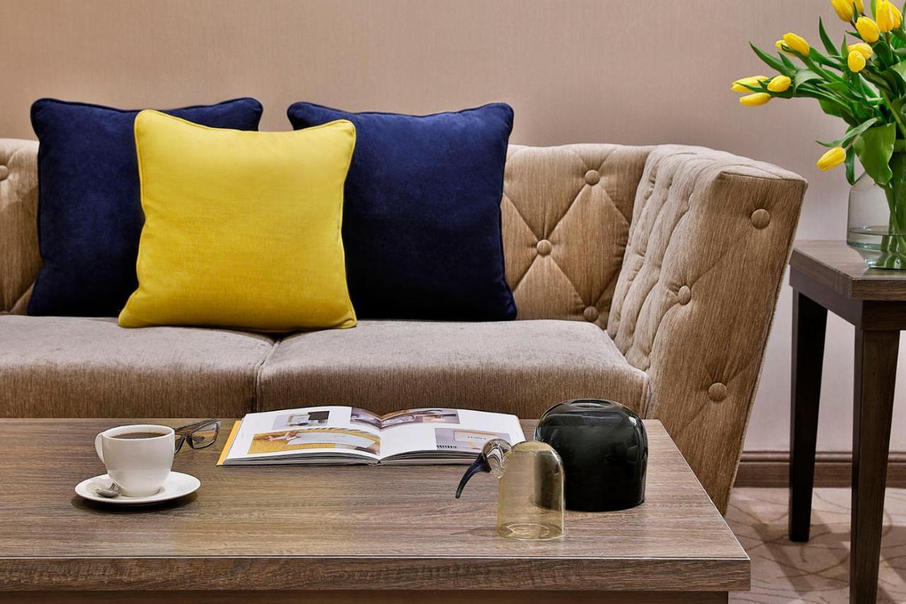 Hotel Voco Al Khobar By Ihg Exterior foto A sofa with cushions