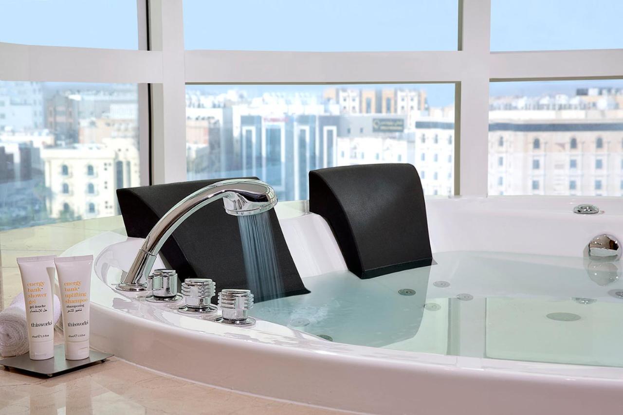 Hotel Voco Al Khobar By Ihg Exterior foto A modern bathtub
