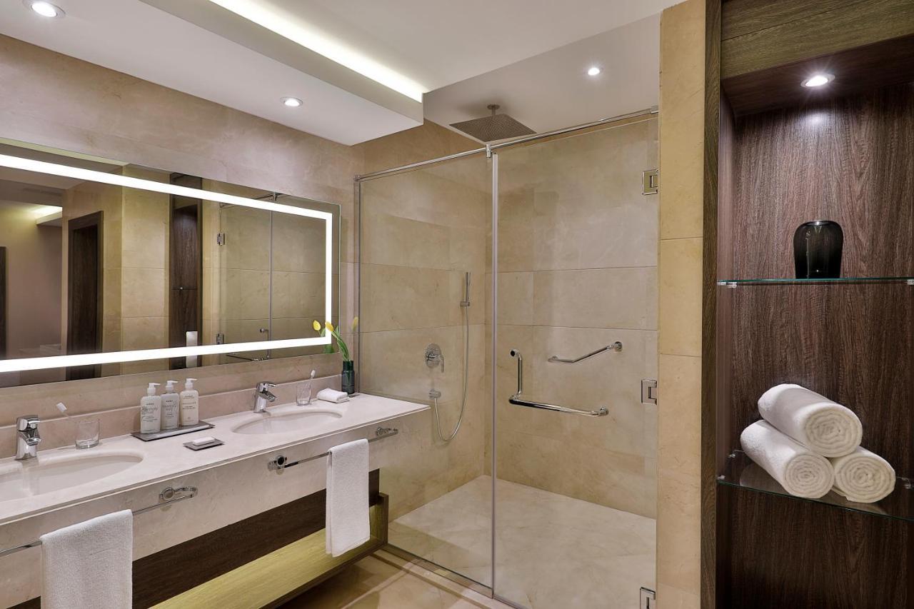 Hotel Voco Al Khobar By Ihg Exterior foto A shower enclosure