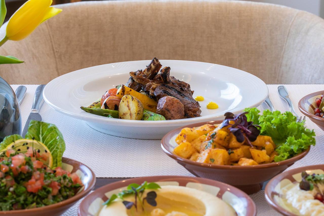 Hotel Voco Al Khobar By Ihg Exterior foto A selection of dishes at the restaurant